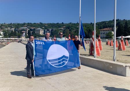 Modra_zastava_plazˇa_Portoroz_2021