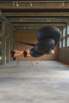 bernhard_rudiger_John-in-Pinocchios-Clothing_chambre_double_vue_exposition_les_tanneries_cac_amilly_photo_aurelien_mole_©_bernhard_rudiger_adagp_paris_2026-scaled